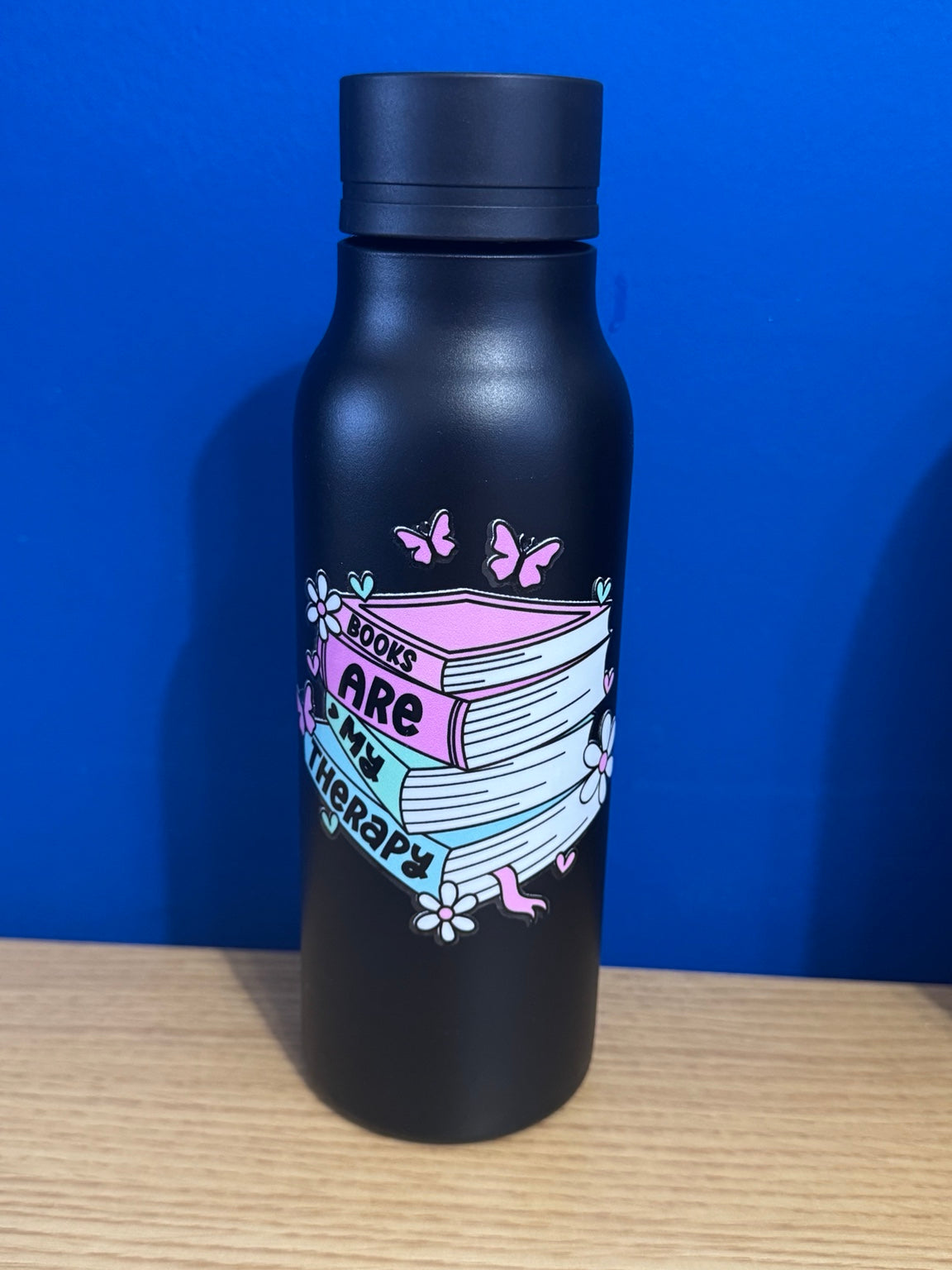 500ml black reusable water bottle with book lover design